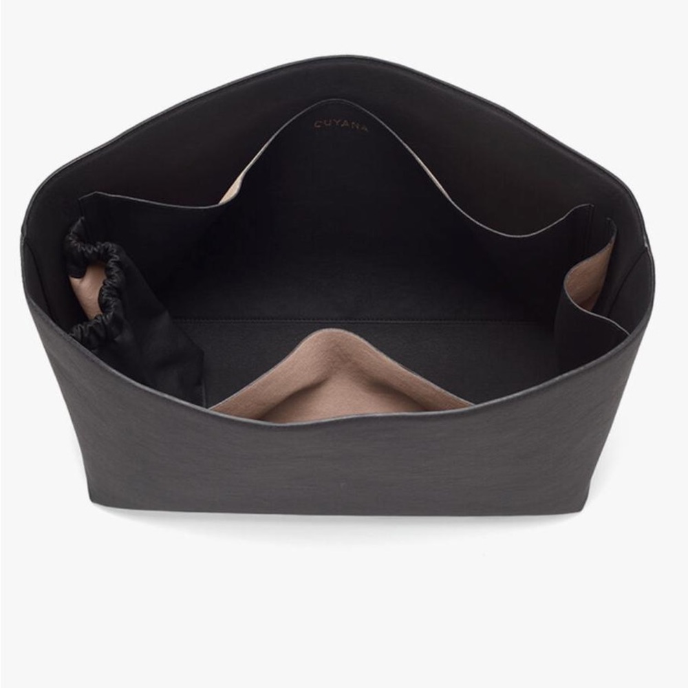 Tote insert/organizer place for keys, laptop a 15-inch laptop, & water bottle.